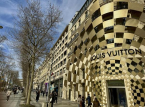 Au cœur de l’Avenue des Champs-Elysées / Arc de Triomphe
